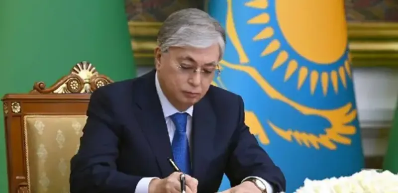 Токаев подписал указ «О присвоении высших воинских и специальных званий, классных чинов»