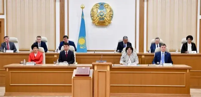 Конституционный суд постановил признать утратившим силу закон о Елбасы.