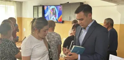 Артур Ластаев встретился с жителями эвакуированных сел Абайской области