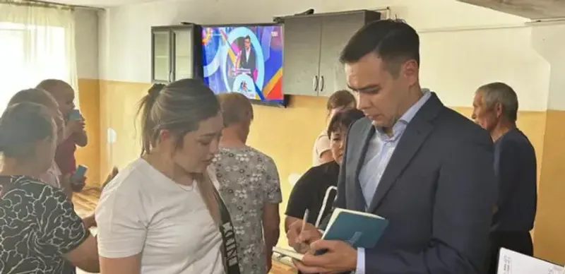 Артур Ластаев встретился с жителями эвакуированных сел Абайской области