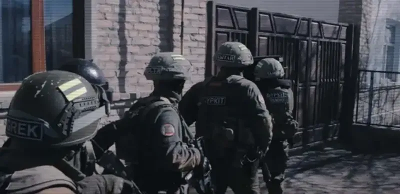 Полиция задержала 10 человек при спецоперации