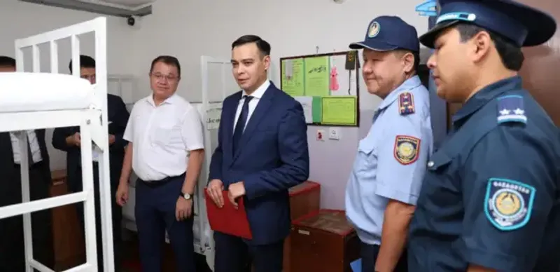 Артур Ластаев посетил женскую колонию в Шымкенте