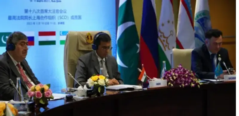 Асламбек Мергалиев справа