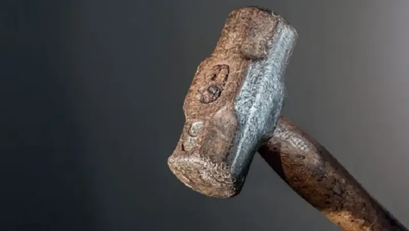 молоток удар