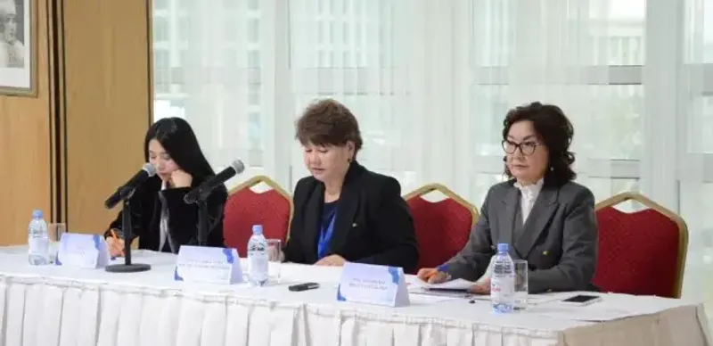 Асель Жанабилову (крайняя справа) выбрали председателем