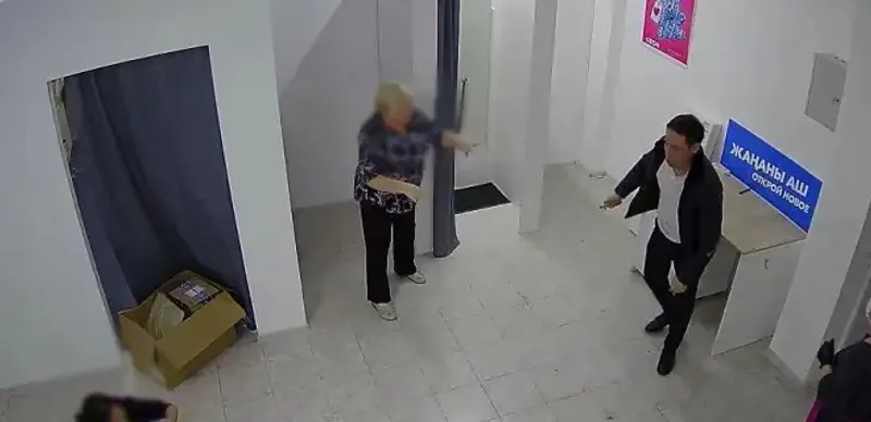 Нападение на женщину с ножом в Талдыкоргане: представитель Омбудсмена посетил пострадавшую