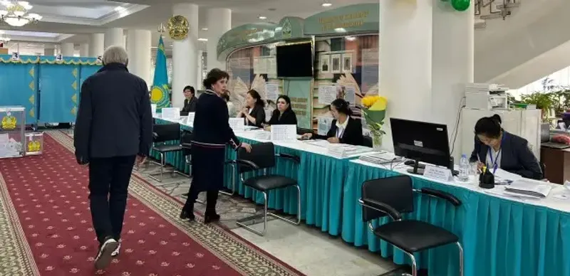 Казахстанцы голосуют на выборах