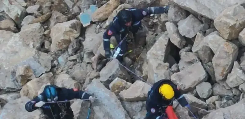 Спасатели продолжают работы по поиску людей на территории АО «Майкаинзолото» в Павлодарской области