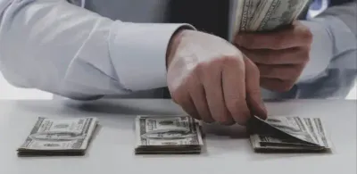 В Алматы к 3 годам приговорили лжесотрудницу банка