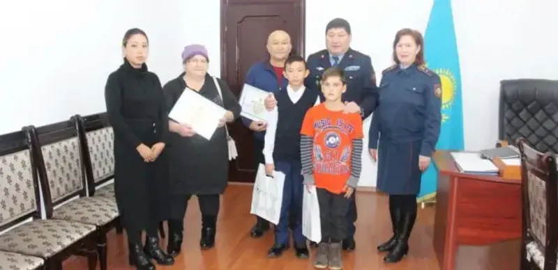 Полицейские наградили детей