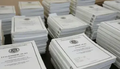 уголовные дела папки на столе