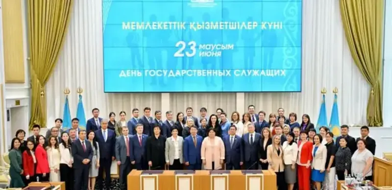 В Конституционном cуде поздравили государственных служащих