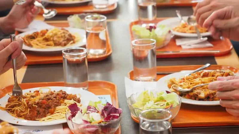 обновлены стандарты питания в школьных столовых и в больницах