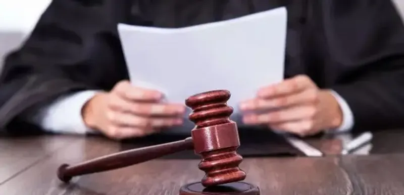 полицейских наказали за взятку