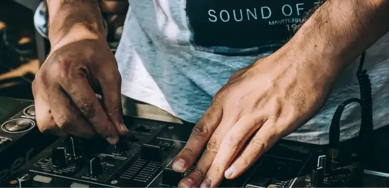 Диджей сбывал синтетические наркотики в ночном клубе Алматы