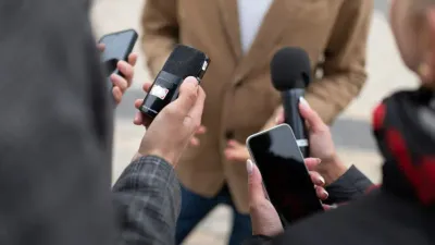 руки с диктофонами