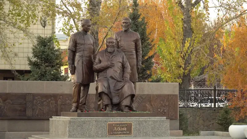 памятник Абаю с сыновьями