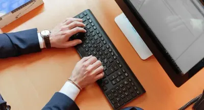 клавиатура руки мужчина