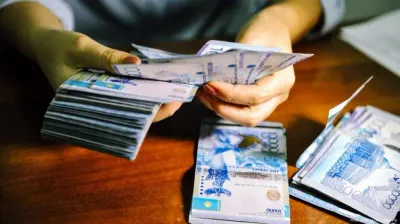 тенге деньги руки