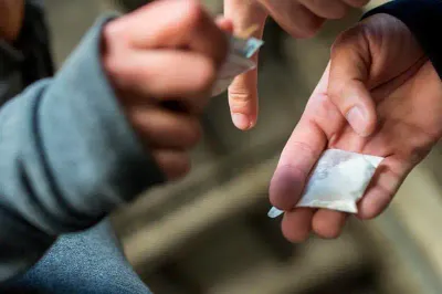 Наркоторговцев, продававших марихуану из США, осудили в Алматы