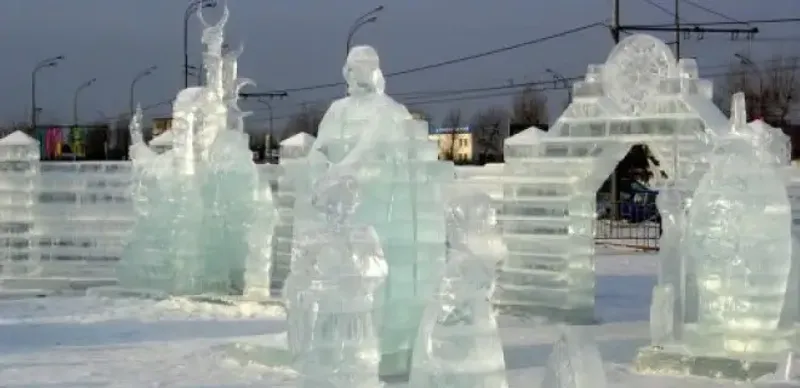 Женщина справила нужду в ледовом городке в Кокшетау