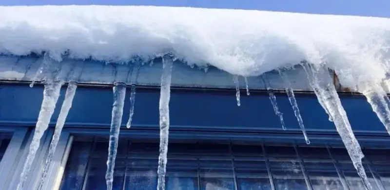 Обязано ли ОСИ сбивать сосульки с крыши домов