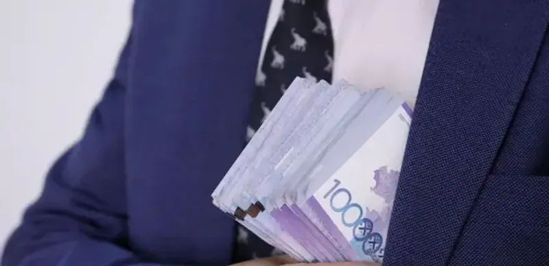 В Актюбинской области осудили директора школы за взятку в 600 тысяч тенге