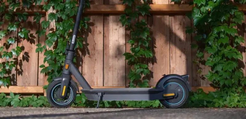 Пешеходы и электросамокаты: Депутат просит защитить граждан от «торпед-нарушителей» на электросамокатах