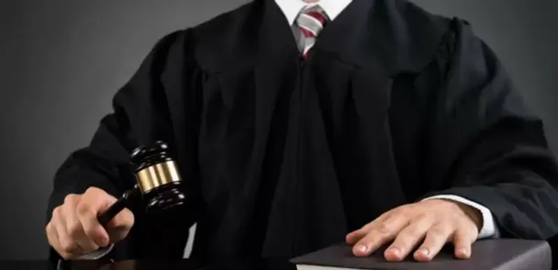 В Астане мужчина вытолкнул супругу со второго этажа