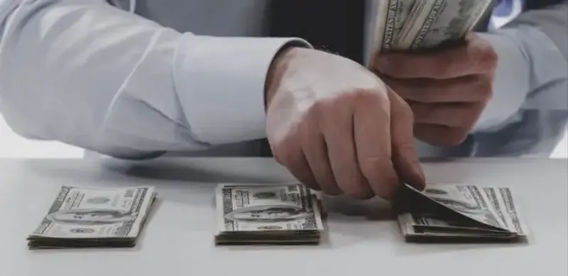 В Алматы пытались сбыть поддельные доллары