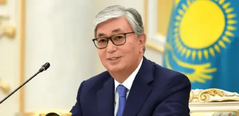 Президента поздравил казахстанцев с Днем защитника Отечества