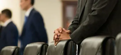 чиновники кресло руки