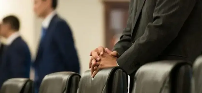 чиновники кресло руки