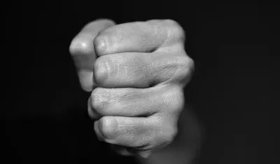 кулак мужчина