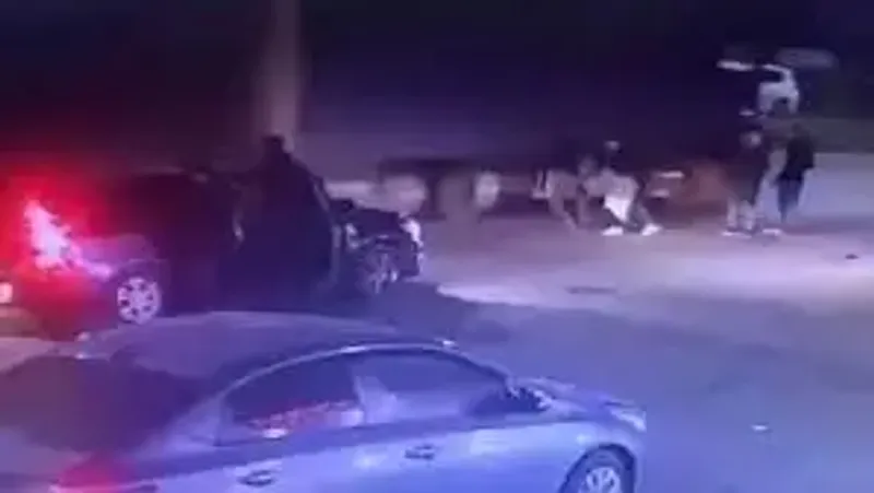 женщина толкнула мужчину под грузовик