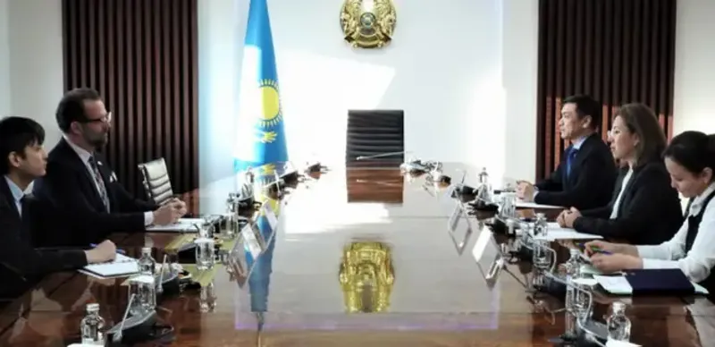 Мадина Абылкасымова встретилась с послом Канады Аланом Хэмсоном