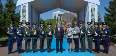 Токаев присвоил офицерские звания 12 лучшим выпускникам военных вузов