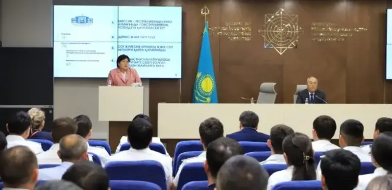 Эльвира Азимова встретилась с личным составом АФМ