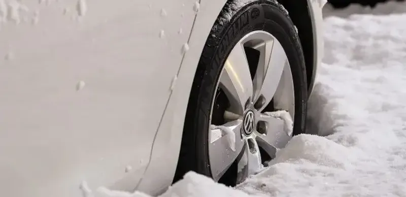 С 1 декабря водителей начали штрафовать за летние покрышки